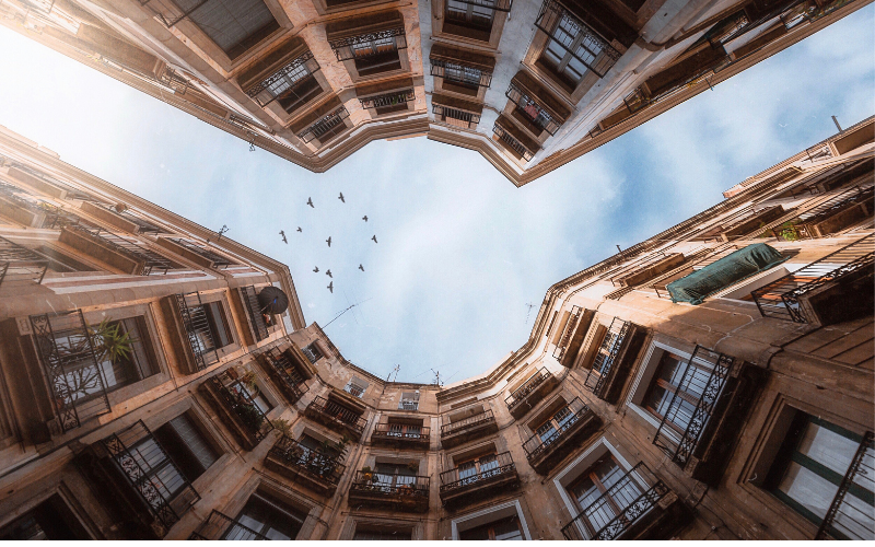 Edificio institucional representativo del sector legal y jurídico